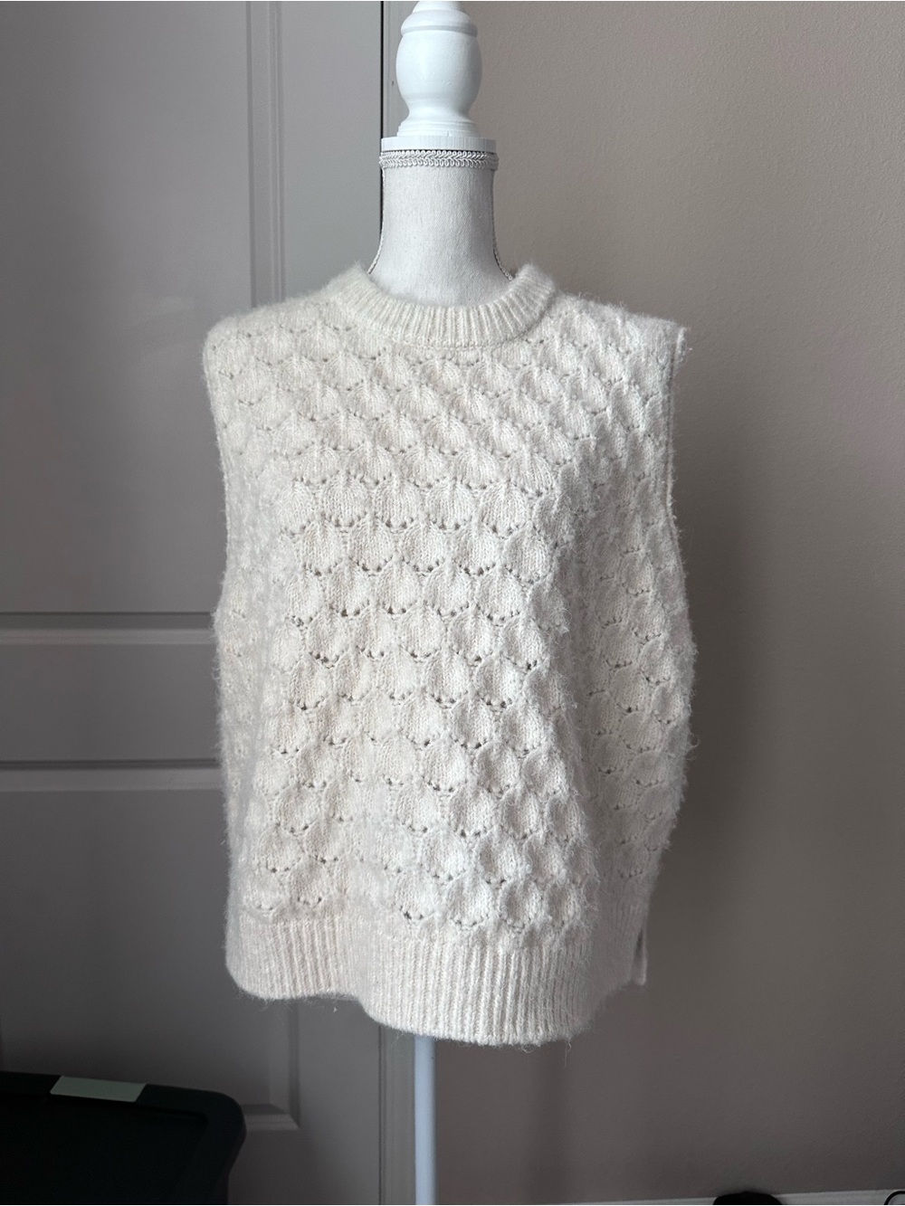 Universal Thread Cable Stitch Sleeveless Crew Sweater Vest